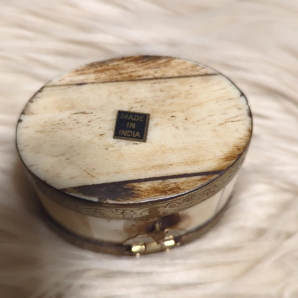 Old vintage camel bone trinket jewelry box with brass inlay - Picture 5 of 6